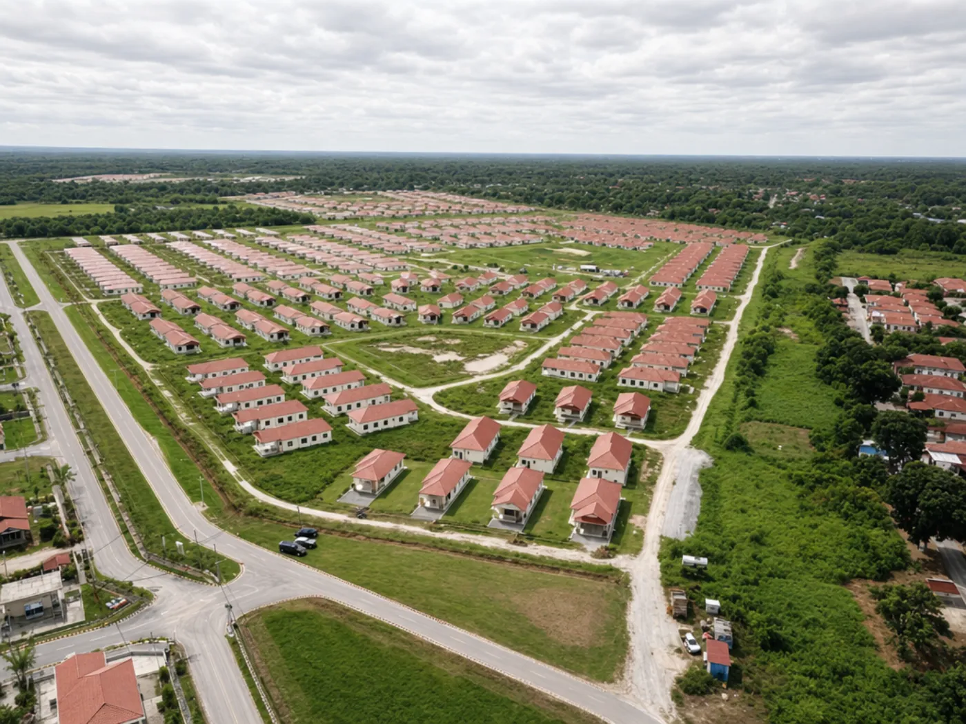 Aerial view of the delivered estate, more than a thousand single-storey homes laid out in ordered rows.